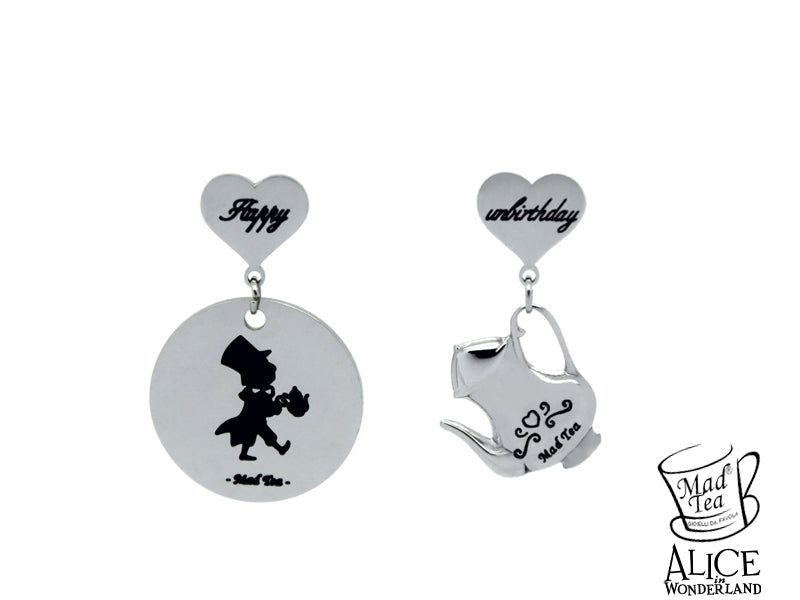 Orecchini asimmetrici con targhetta con incisa la figura del Cappellaio e piccola teiera pendente. Montatura a lobo a forma di cuore con incisa la scritta “Happy” in uno e “Unbirthday” nell’altro (traduzione: buon non compleanno).