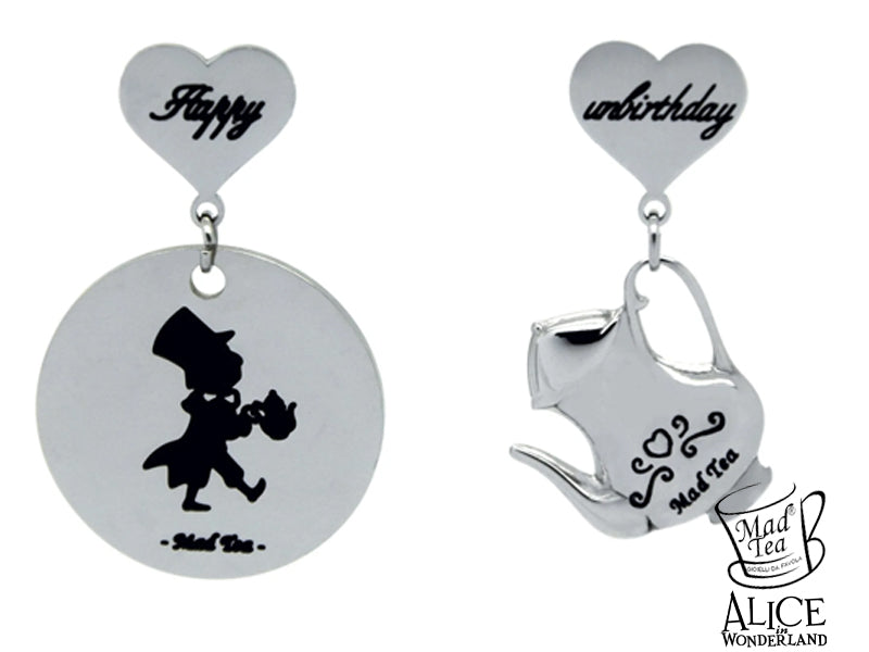 Orecchini asimmetrici con targhetta con incisa la figura del Cappellaio e piccola teiera pendente. Montatura a lobo a forma di cuore con incisa la scritta "Happy" in uno e "Unbirthday" nell'altro (traduzione: buon non compleanno).