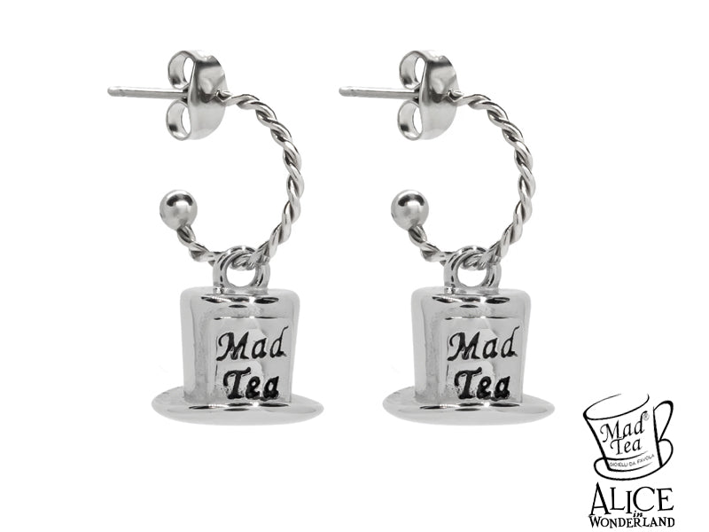 Orecchini ad anella con l’iconico cilindro del Cappellaio Matto.