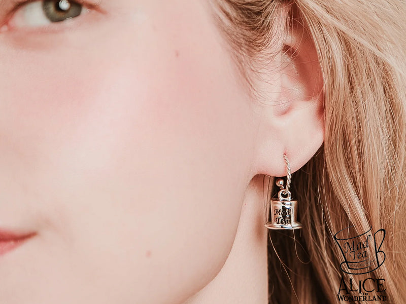 Questi orecchini, ispirati al celebre cilindro del Cappellaio Matto, rappresentano l’essenza di chi sa che la vera felicità nasce dal coraggio di essere un po’ folli. 