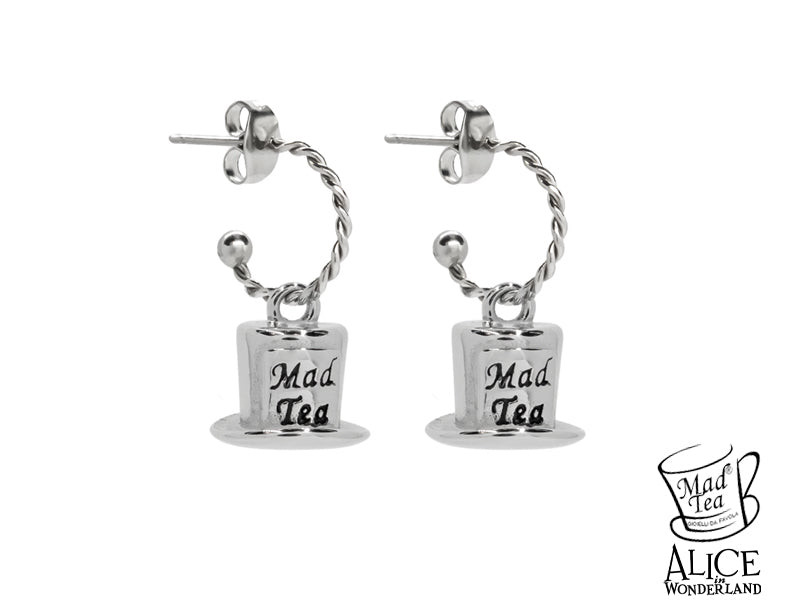 Il cilindro non è solo un accessorio, ma un simbolo di libertà e creatività: un richiamo a guardare oltre l’apparenza, a rompere le regole della normalità e ad abbracciare la bellezza dell’immaginazione. Indossarli significa portare con sé lo spirito giocoso e visionario del Cappellaio, un manifesto di leggerezza e coraggio per chi osa sognare e sorridere sempre.