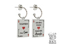 Orecchini con carte da gioco di Alice double face. Sul fronte è incisa la frase “Fai sorridere il tuo cuore” con un cuore rosso al centro e piccoli fenicotteri laterali mentre sul retro è incisa la frase “Solo allora troverai il Paese delle meraviglie” con un cuore dove all’interno c’è la serratura per Wonderland.