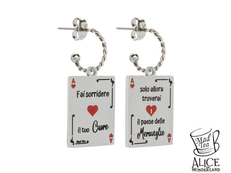 Orecchini con carte da gioco di Alice double face. Sul fronte è incisa la frase “Fai sorridere il tuo cuore” con un cuore rosso al centro e piccoli fenicotteri laterali mentre sul retro è incisa la frase “Solo allora troverai il Paese delle meraviglie” con un cuore dove all’interno c’è la serratura per Wonderland.