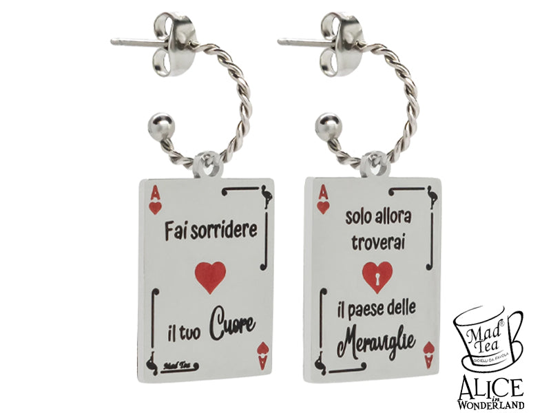 L’asso di cuori rappresenta il centro di tutto: il cuore, il motore della nostra gioia, mentre il fenicottero aggiunge un tocco di leggerezza e magia, ricordandoci che la vita è un gioco da affrontare con curiosità e spensieratezza.