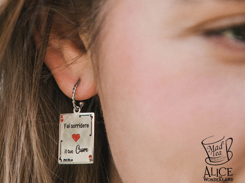 Questi orecchini sono un simbolo di consapevolezza: il vero “Paese delle Meraviglie” non è un luogo lontano o irraggiungibile, ma uno spazio che si apre nel nostro cuore quando scegliamo di coltivare relazioni genuine, circondandoci di persone che ci fanno sentire amati e felici.