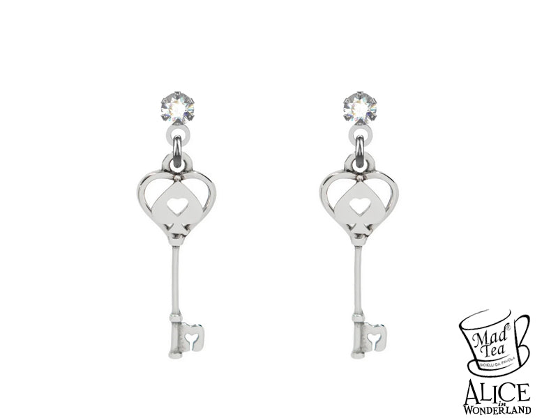 Questi orecchini sono un richiamo a chi crede nella magia dei sogni e nella forza di trasformarli in realtà. Indossarli significa portare sempre con sé un promemoria: la chiave per Wonderland è già tua, basta avere il coraggio di usarla!