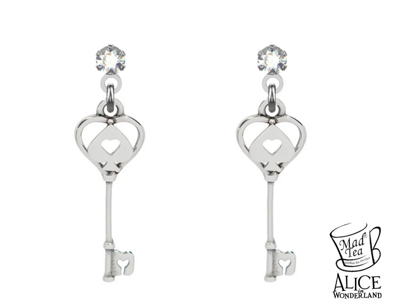 Orecchini con piccole chiavi pendenti caratterizzate da un cuore e una picca che unendosi formano il simbolo del magico mondo di Wonderland. Montatura con cristalli.