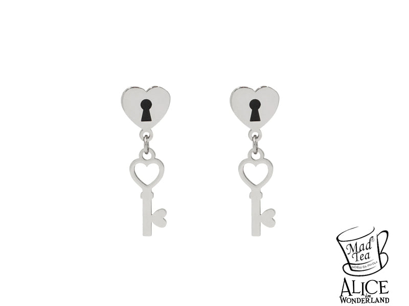 Orecchini in acciaio con montatura a forma di cuore con serratura di Alice in Wonderland e piccole chiavi pendenti.