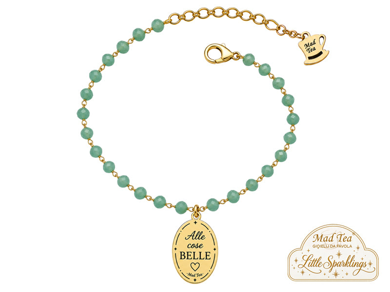 I cristalli verdi, freschi e luminosi, danno al bracciale un’aria leggera e piena di energia, mentre in ciondolo con la scritta “Alle cose belle” racconta un modo di vivere: più leggerezza, più entusiasmo, più spazio a tutto quello che ci fa dire “questo sì che mi piace!”.