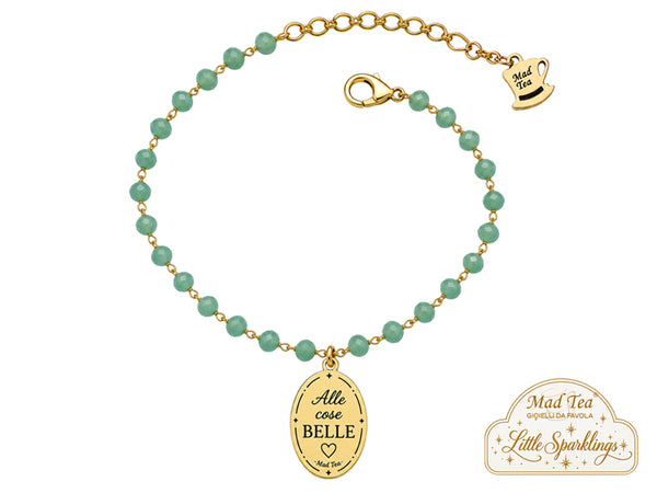 I cristalli verdi, freschi e luminosi, danno al bracciale un’aria leggera e piena di energia, mentre in ciondolo con la scritta “Alle cose belle” racconta un modo di vivere: più leggerezza, più entusiasmo, più spazio a tutto quello che ci fa dire “questo sì che mi piace!”.