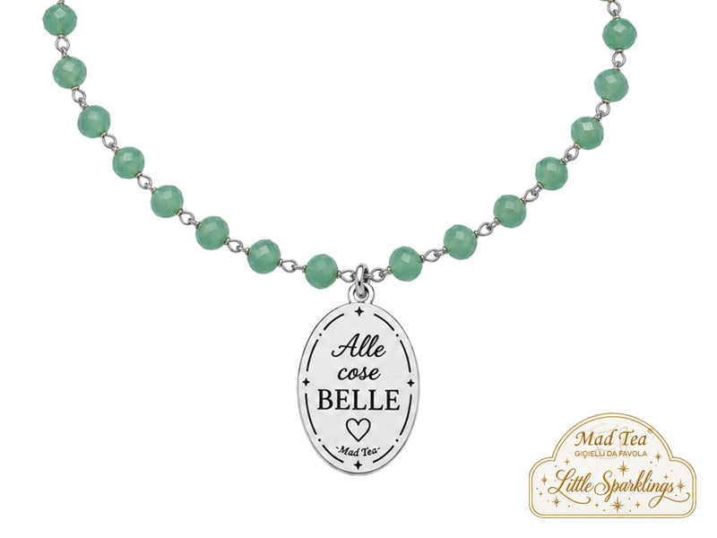 I cristalli verdi, freschi e luminosi, danno al bracciale un’aria leggera e piena di energia, mentre in ciondolo con la scritta “Alle cose belle” racconta un modo di vivere: più leggerezza, più entusiasmo, più spazio a tutto quello che ci fa dire “questo sì che mi piace!”.