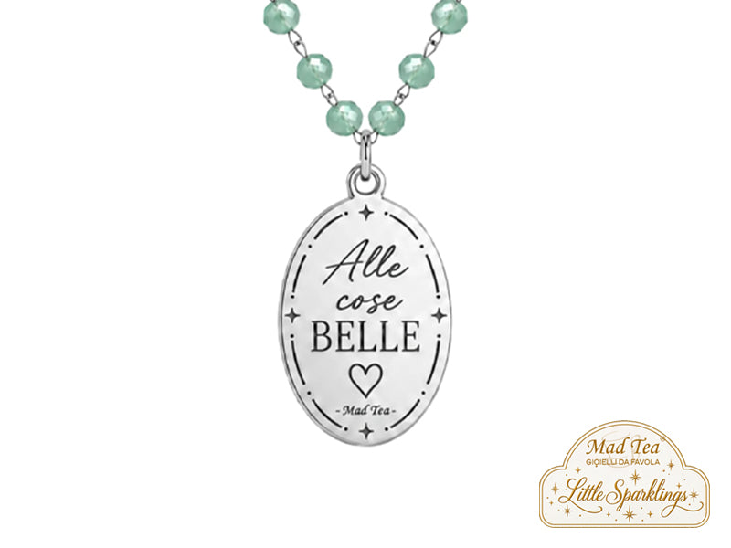 I cristalli verdi, freschi e luminosi, danno alla collana un’aria leggera e piena di energia, mentre in ciondolo con la scritta “Alle cose belle” racconta un modo di vivere: più leggerezza, più entusiasmo, più spazio a tutto quello che ci fa dire “questo sì che mi piace!”.