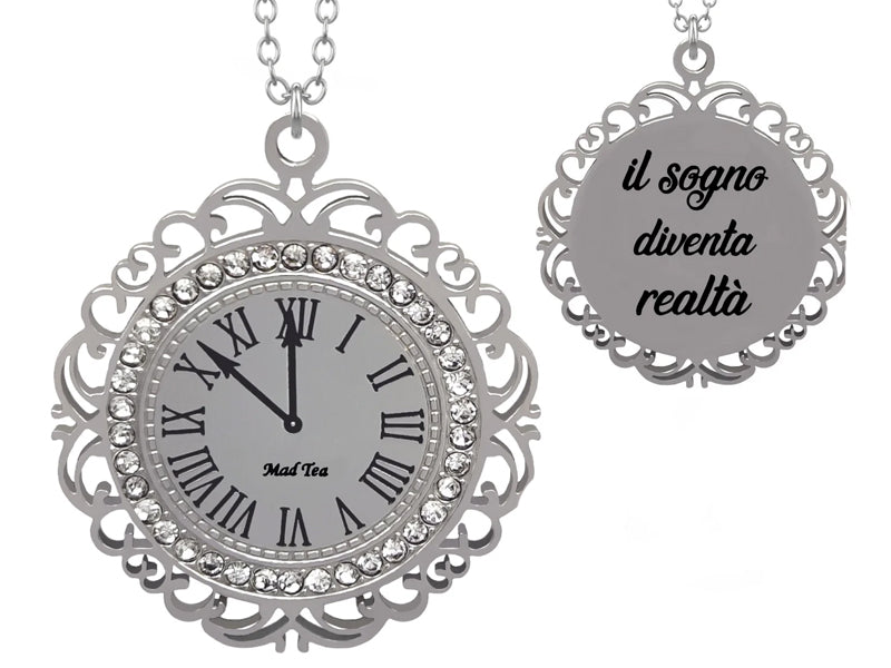 Il ciondolo è impreziosito da un giro di cristalli mentre nel retro è incisa la frase “Il sogno diventa realtà”.