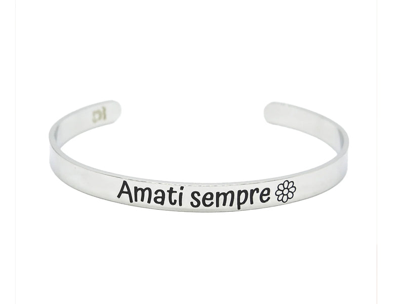 Questo bracciale ci ricorda che come una piccola margherita che rifiorisce ogni anno, anche l’amore per sé stessi va coltivato e rinnovato, poiché la vera felicità nasce dall’accettazione e dal rispetto di ciò che siamo.