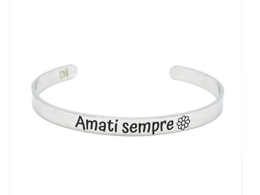 Questo bracciale ci ricorda che come una piccola margherita che rifiorisce ogni anno, anche l’amore per sé stessi va coltivato e rinnovato, poiché la vera felicità nasce dall’accettazione e dal rispetto di ciò che siamo.