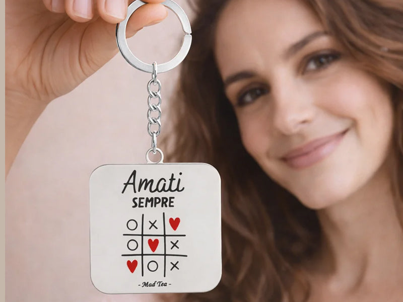 Portachiavi in acciaio Mad Tea con gioco del tris e la scritta Amati Sempre