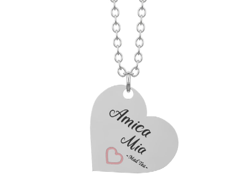Collana con ciondolo a forma di cuore con inciso al suo interno un altro piccolo cuoricino smaltato e la scritta "Amica mia".
