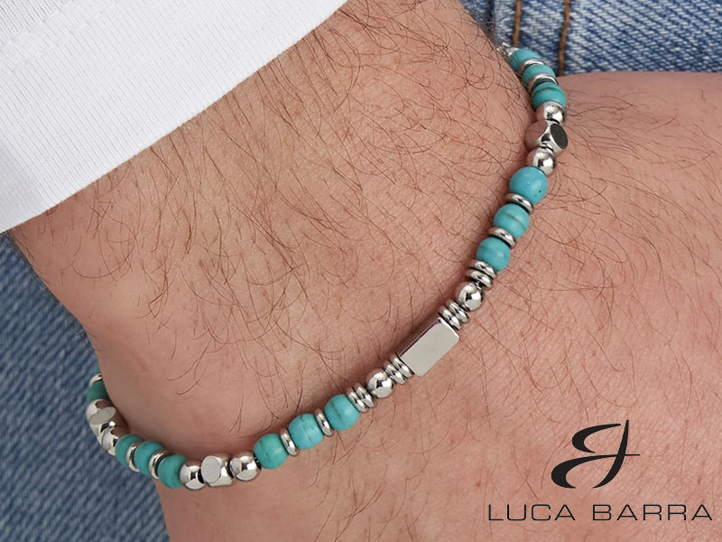 Questo bracciale in acciaio con eleganti pietre turchesi è un superbo gioiello che sottolinea il tuo stile. Questo bracciale intrecciato con acciaio e pietre turchesi unisce fredda forza e un profondo calore! Un'aggiunta elegante alla tua collezione di accessori.