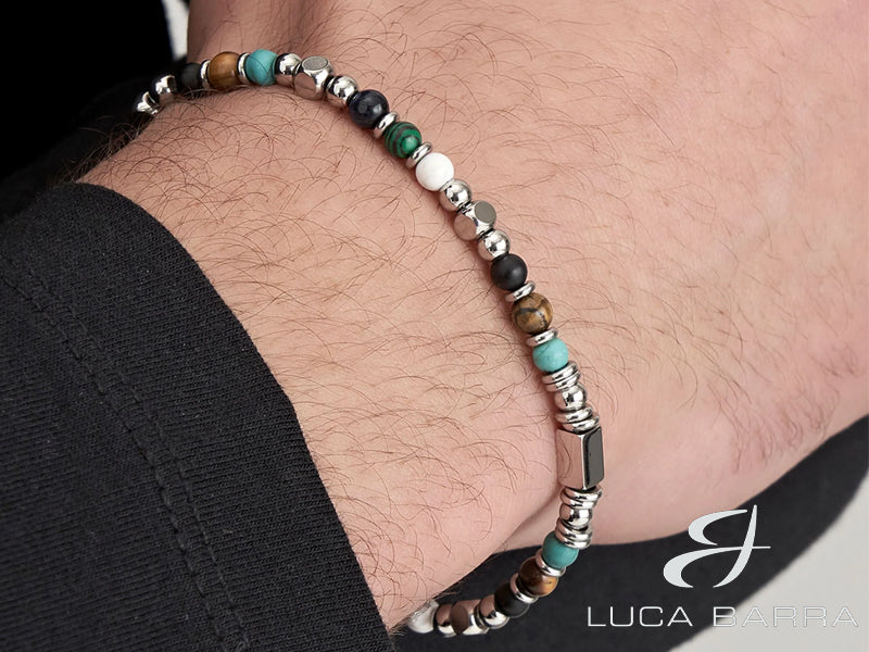 Scopri il tuo stile con questo bracciale in acciaio da uomo. Con l'aggiunta di imperdibili pietre Occhio di Tigre, sarà il perfetto accento per sottolineare la tua personalità. Un regalo prezioso!