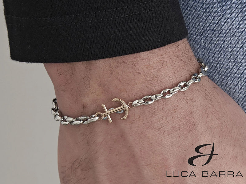 Inizia un nuovo stile con questo bracciale da uomo in acciaio inossidabile con ancora IP rose. Il design efficace e pregiato è la scelta perfetta per chi ama la moda classica ed elegante. Distinguiti con questo accessorio di lusso che sottolinea la tua personalità unica!