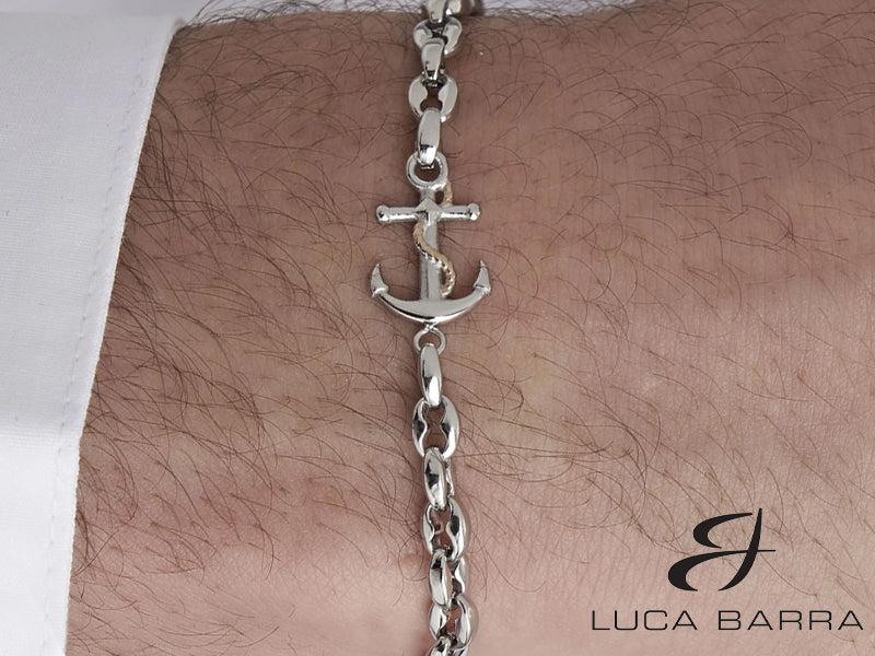 Scopri uno stile di vita moderno con questo elegante bracciale da uomo in acciaio con ancora. Un accessorio di design audace e resistente che cattura lo spirito di avventura. Porta con te l'emozione degli oceani lontani e lascia che il vento ti porti via!