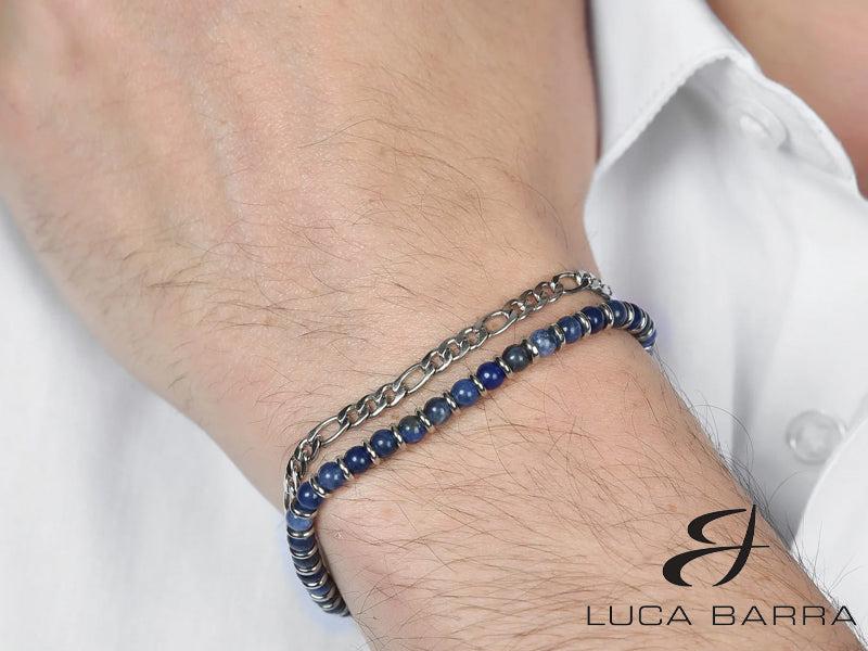 Dai un tocco di originalità al tuo look con questo bellissimo bracciale in acciaio con elementi blu. Lasciati affascinare dal suo design esclusivo che unisce le pietre blu con gli elementi in acciaio, una combinazione unica di stile e brillantezza.