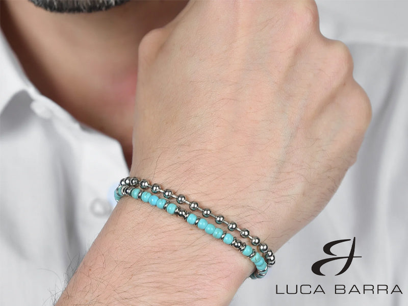 Sfida il tuo stile con questo bracciale da uomo. Realizzato in acciaio e decorato con pietre turchesi, avvolge il tuo polso in una raffinata eleganza. Ispira la tua avventura e affronta la tua giornata con carattere!