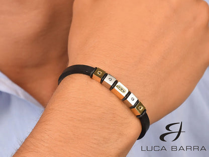 Con il nostro Bracciale Uomo in Silicone Nero con Elementi in Acciaio e Acciaio IP Gold avrai l'eleganza e la robustezza che cerchi! Una combinazione perfetta di materiali preziosi che lo rende unico e durevole. Un look unico per qualsiasi occasione!