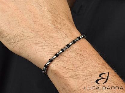  Eleganza oscura e misteriosa. Questo Bracciale in Acciaio con elementi silver e pietre nere è l'accessorio perfetto per chi ama uno stile unico e audace. Le pietre nere aggiungono un tocco di mistero al tuo look.