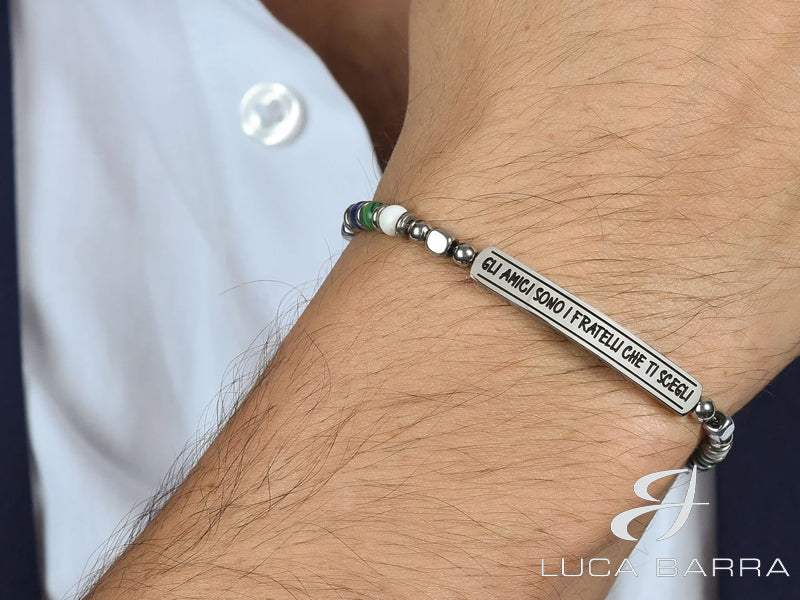 Questo Bracciale in Acciaio con la scritta "Gli Amici Sono I Fratelli Che Ti Scegli" è un omaggio alle preziose amicizie che arricchiscono la nostra vita. Questa citazione toccante è incisa con cura sul bracciale, servendo come simbolo di affetto e gratitudine verso gli amici che sono diventati parte della tua famiglia scelta.
