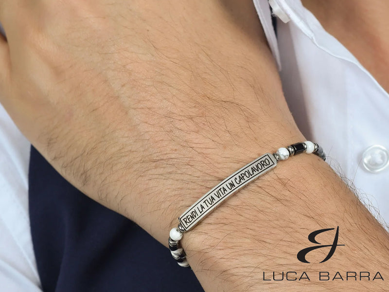 Questo Bracciale in Acciaio con la scritta "Rendi La Tua Vita Un Capolavoro" è un richiamo costante a perseguire la bellezza e la grandezza in ogni aspetto della tua vita. Questa citazione ispiratrice è incisa con cura sul bracciale, servendo come promemoria quotidiano di dedicarti alla creazione della tua opera d'arte personale.