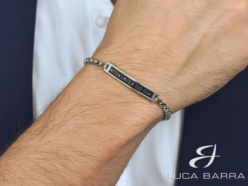 Questo bracciale da uomo in acciaio è molto più di un semplice accessorio; è un messaggio di ispirazione e determinazione. Inciso con la frase "Nessun Limite Ai Tuoi Sogni"