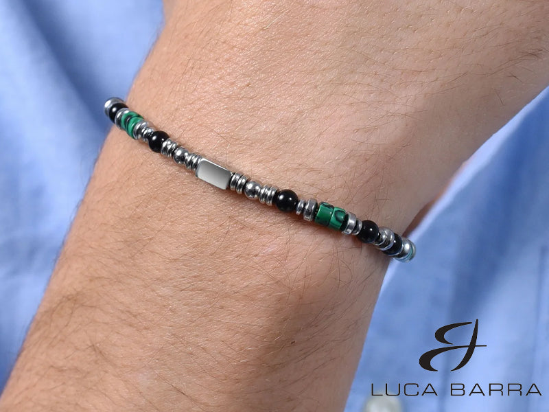 La malachite verde è una pietra preziosa nota per la sua intensa tonalità verde e i distintivi motivi striati o ondulati che spesso la caratterizzano. Oltre alla sua bellezza estetica, la malachite è associata all'equilibrio emotivo. La malachite ha proprietà che favoriscono l'equilibrio emotivo. Può essere utilizzata per ridurre lo stress, alleviare l'ansia e promuovere una mente calma.