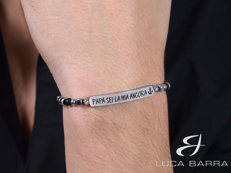 La piastra incisa con l'affettuosa dedica Papà, Sei la Mia Ancora rende questo bracciale un regalo straordinario, simbolo del legame forte e incrollabile tra padre e figlio. Le pietre di agata nera aggiungono un tocco di eleganza e significato al design complessivo.