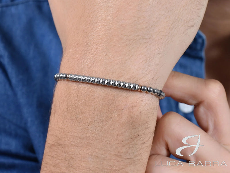 Risplendi con stile grazie al Bracciale in Acciaio con Piastra Silver, Ematite Grigia ed Elementi IP Rose. Un gioiello che fonde la solidità dell'acciaio con l'eleganza dell'ematite e la modernità degli elementi IP rose, perfetto per chi cerca un accessorio sofisticato e distintivo.