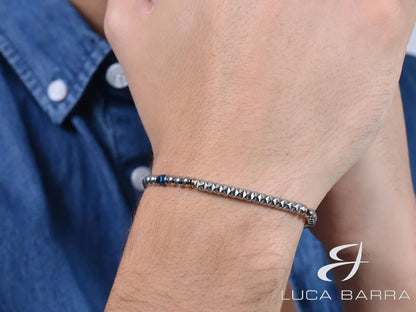 Il Bracciale da Uomo in acciaio con piastra silver ed ematite blu conferiscono al bracciale una nota di profondità e raffinatezza, mentre gli elementi placcati in IP rose aggiungono un tocco di calore e originalità ed è anche un regalo straordinario per chi cerca un accessorio che coniughi stile moderno e eleganza.