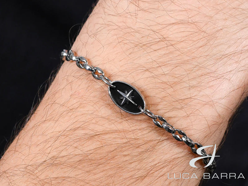 La rosa dei venti è associata alla navigazione e all'avventura. Indossare una bracciale con una rosa dei venti simboleggia il desiderio di esplorare il mondo e di affrontare nuove sfide con coraggio e determinazione.