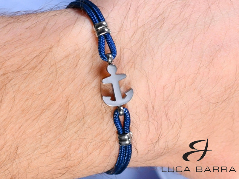 Bracciale uomo cordino nautico e ancora in acciaio. L'ancora è simbolo di stabilità e sicurezza, poiché rappresenta la capacità di rimanere saldi anche nelle tempeste della vita. Il bracciale simboleggia la forza interiore e la capacità di affrontare le difficoltà con risolutezza. Il colore blu è spesso associato alla serenità e alla calma, soprattutto quando si tratta di temi legati al mare e al cielo.