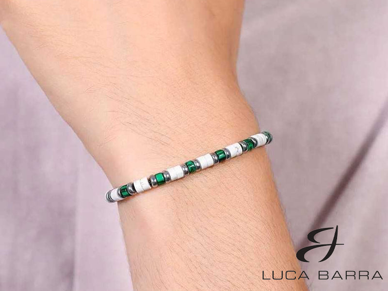 Le pietre bianche e verdi, con le loro tonalità raffinate e armoniose, aggiungono un tocco di colore e classe al bracciale. La combinazione di bianco e verde evoca un senso di freschezza e vitalità, mentre le pietre stesse portano con sé un'energia positiva e rigenerativa. 