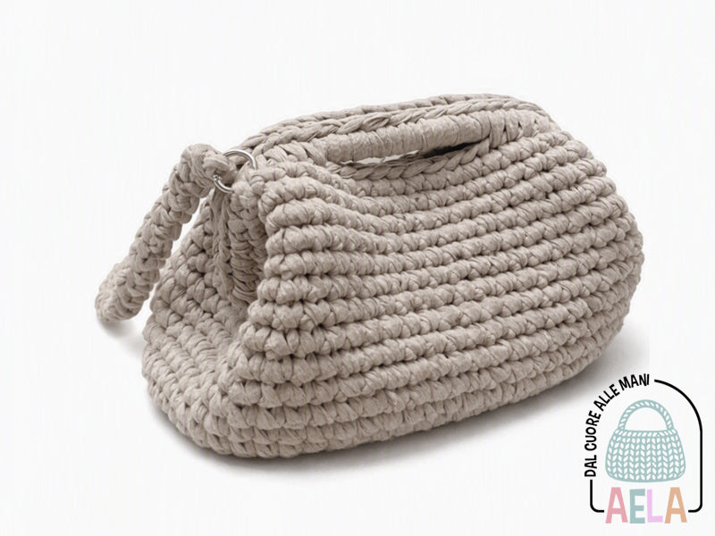 Borsa clutch handmade in cotone riciclato, lavorazione artigianale con dettagli curati.
