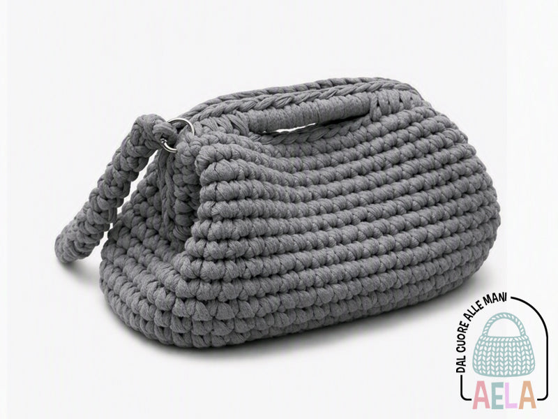 Clutch realizzata a mano con maglia crochet compatta, colore naturale e finiture premium.