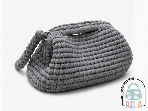 Clutch realizzata a mano con maglia crochet compatta, colore naturale e finiture premium.