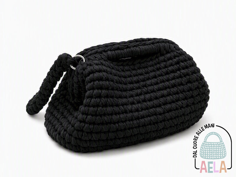 Borsa artigianale con manico e maglia crochet, realizzata punto dopo punto.