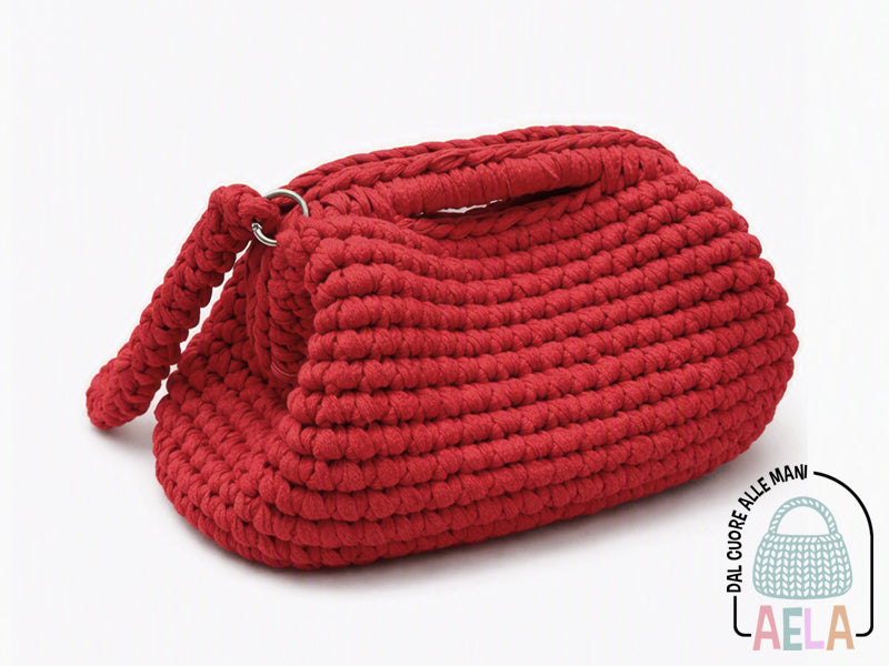 Accessorio fatto a mano con maglia uniforme, dimensioni variabili e stile sostenibile.