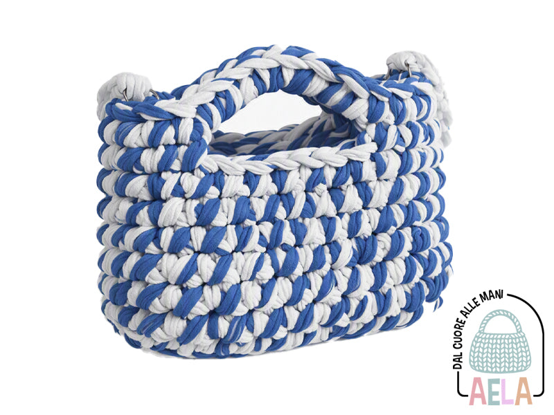 Manico sagomato integrato nel corpo della borsa crochet Tote Bag, lavorazione artigianale compatta.