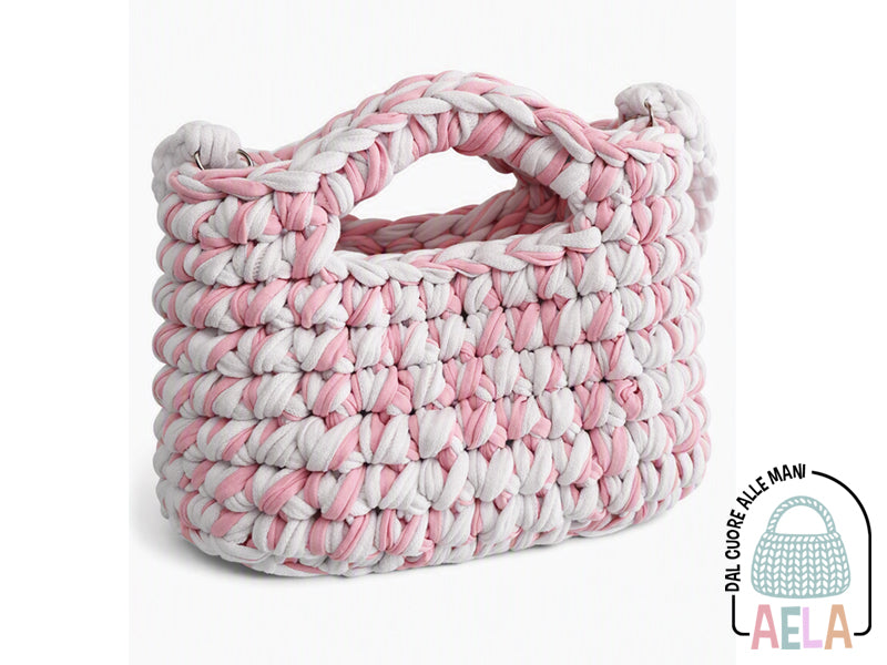 Borsa crochet artigianale in punto maglia bassa, vista frontale con manico sagomato integrato.