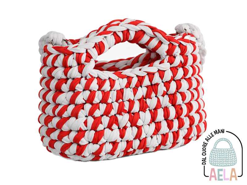 Tracolla a catena collegata alla borsa crochet tramite anelli metallici integrati.
