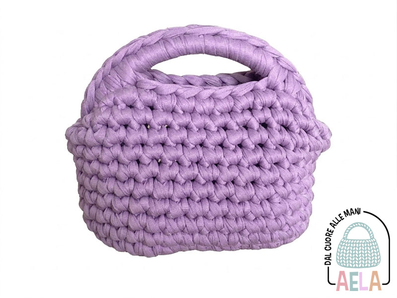 Borsa a mano da donna in fettuccia di lycra lilla fatta ad uncinetto con chiusura clutch
