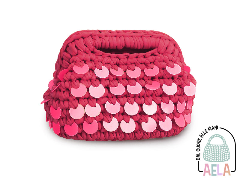 Borsa crochet artigianale color Fuxia con paillettes iridescenti e manico integrato, realizzata a mano in filato spesso, formato 20×12×14 cm.