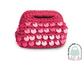 Borsa crochet artigianale color Fuxia con paillettes iridescenti e manico integrato, realizzata a mano in filato spesso, formato 20×12×14 cm.